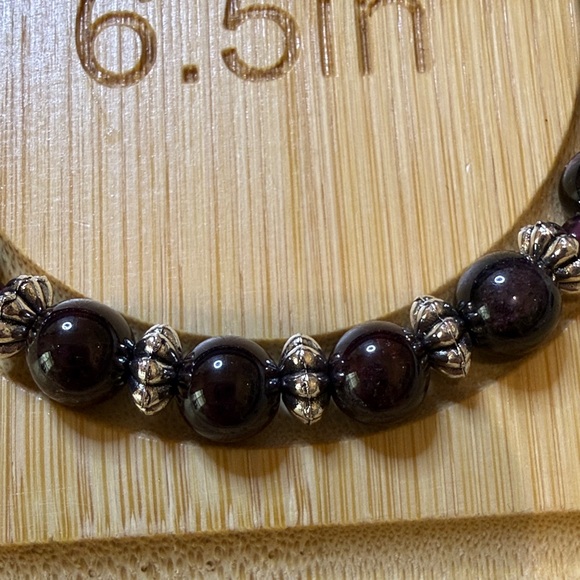 Elegant Garnet Beaded Bracelet - Picture 3 of 4